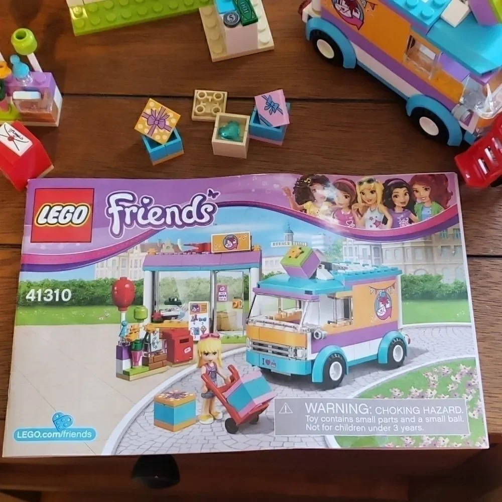 LEGO FRIENDS HEARTLAKE GIFT DELIVERY (RETIRED)